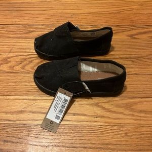 NWT TOMS unisex child espadrille sneaker. Black. Size 13